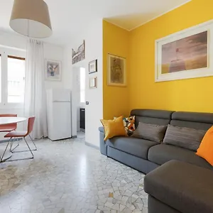 With Balcony - 50 M Far From M1 Pasteur Appartamento Milano